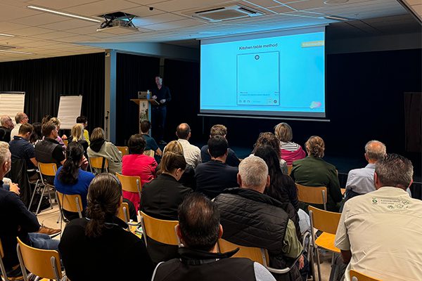 Etienne Donicie spreekt in het Engels op het event van BEJO zaden